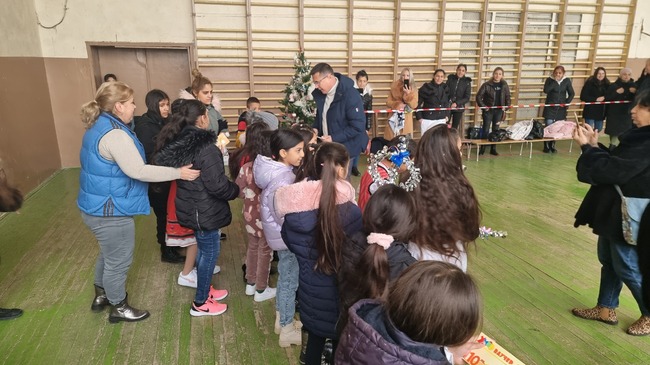 Концерт "Василица" представиха в Добрич любителските групи при читалище "Романо дром - 2002"
