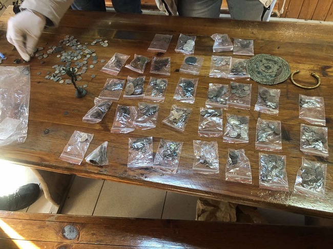 АП Бургас: Стотици предмети, имащи белези на културно-исторически ценности, бяха иззети при специализирана полицейска операция в град Сунгурларе