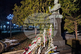 Свищов - Алеко Константинов - бюст-паметник