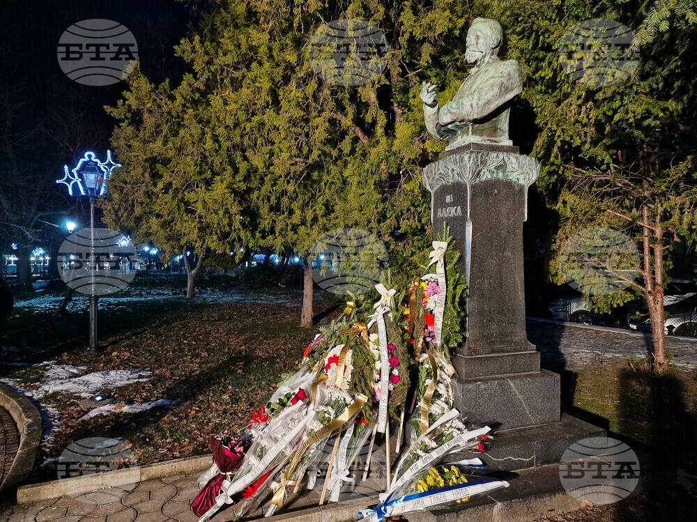 Свищов - Алеко Константинов - бюст-паметник