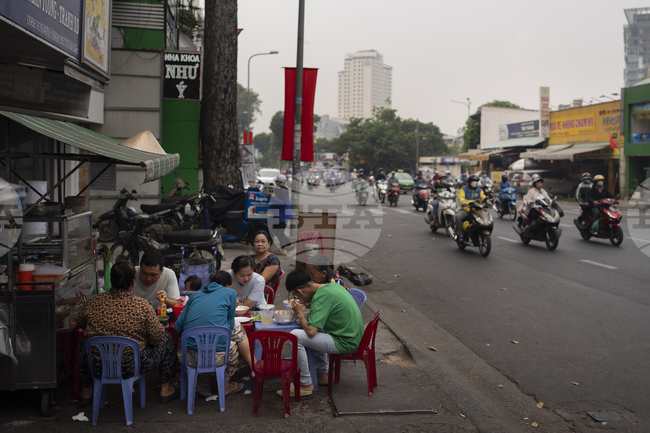 Виетнам възнамерява да отмени временно митата върху вноса на горива заради скока на петрола