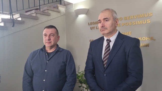 Задържан е заподозрян за убийството на млад мъж от Търговище, съобщиха на съвместен брифинг от прокуратурата и полицията