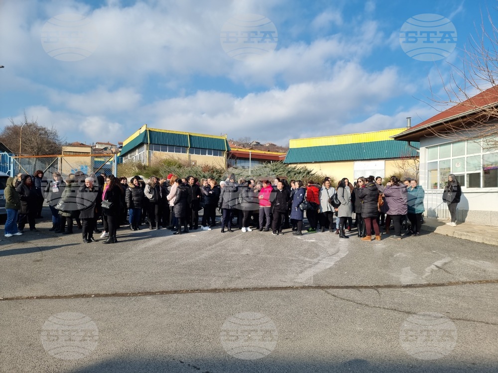 Бивши служители на шивашка фирма в Кърджали излязоха да протестират с искане да им бъдат изплатени дължими заплати