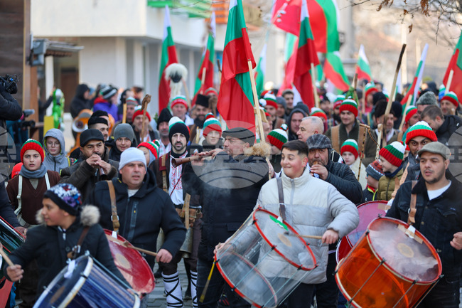 С мащабно шествие в Симитли започна кукерският фестивал „Симитлия – Древната земя на кукерите“
