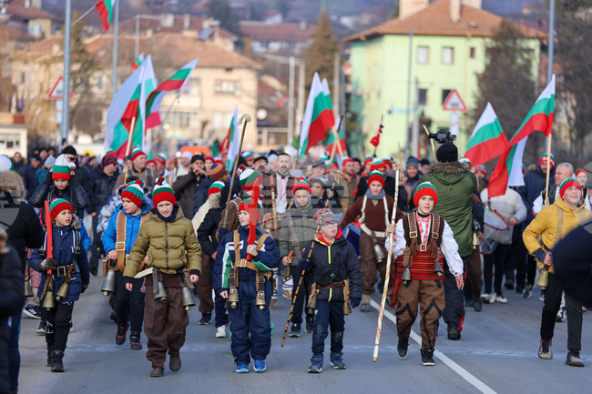 Многолюдно шествие ще даде началото на тазгодишното издание на кукерския фестивал „Симитлия – древната земя на кукерите“