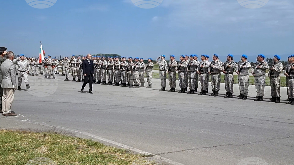 Хиляди любители на военната авиация дойдоха в авиобаза Граф Игнатиево за авиошоу, посветено на 110-годишнината от първия боен полет на българската бойна авиация