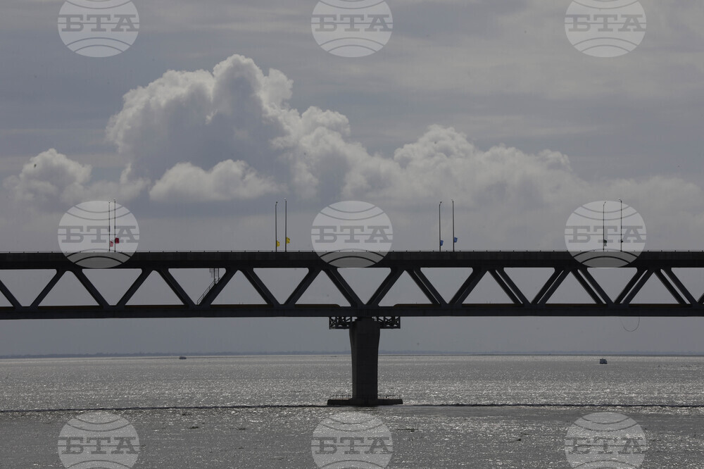 Стотици румънци, включително официални лица, тръгнаха към Молдова, за да участват в церемонията за начало на строежа на "Моста на цветята"