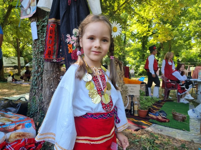 Фестивалът на народната носия „Модата се мени, фолклорът остава“ събра стотици пазители на традициите в тунджанското село Генерал Инзово