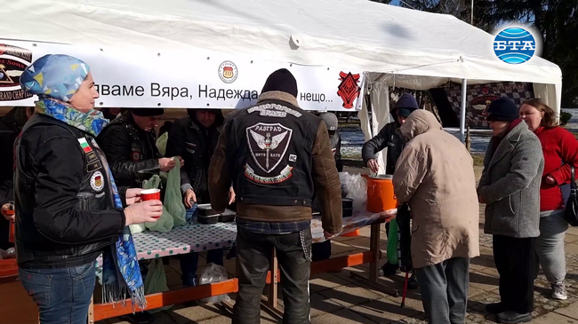 Мотористи-доброволци помагат с топла храна на хора в затруднено положение в Разград