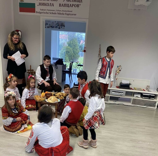 Ученици от Българското училище „Никола Вапцаров“ в германския град Ерфурт пресъздадоха Бъдни вечер и Коледа