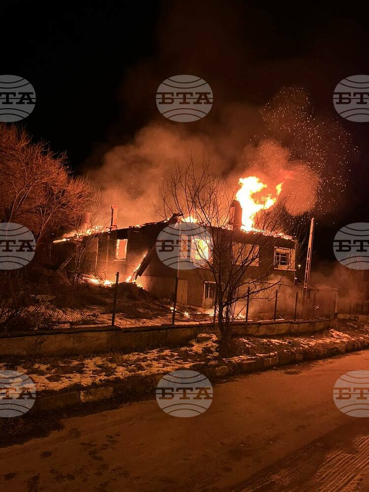 Пожарникари и доброволци потушиха пожар, пламнал в къща в сливенското село Стара река