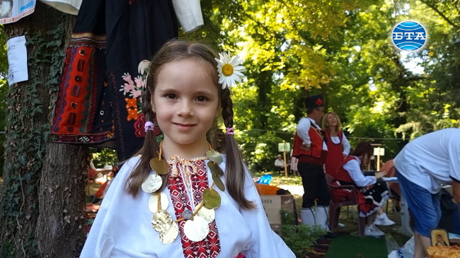 Фестивал на народната носия събра стотици пазители на традициите в тунджанското село Генерал Инзово