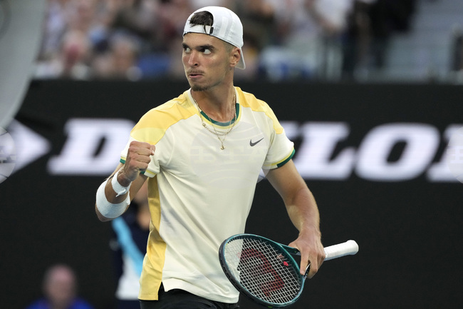 Вицешампионът от 2021 година Матео Беретини отпадна в първия кръг на турнира по тенис от сериите "Мастърс" в Мадрид