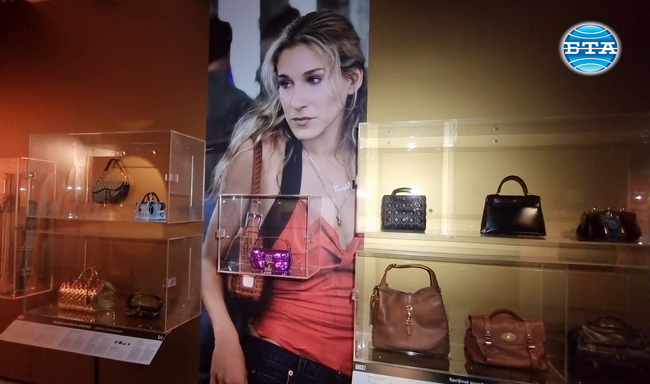 В Букурещ показват чанта на Сара Джесика Паркър от сериала "Сексът и градът" и такава от коронацията на кралица Елизабет II