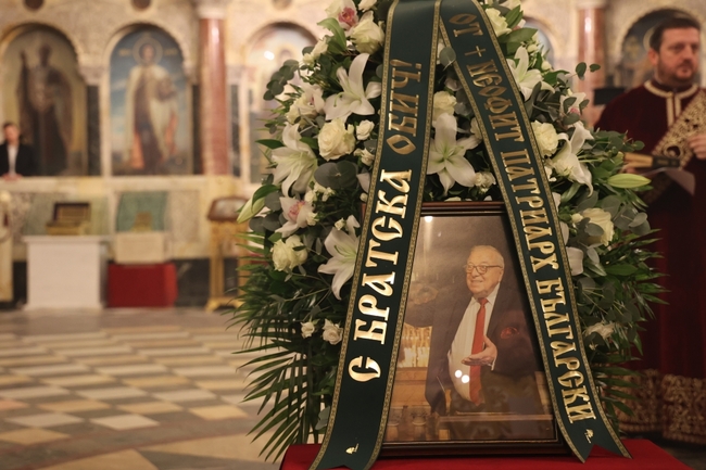 Стотици православни християни, десетки духовници и много приятели изпратиха в последния му път протопсалт доц. Димитър Димитров