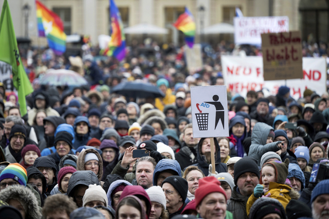 Шолц и Бербок участваха в голям протест срещу крайната десница в Потсдам