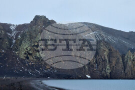 Остров Дисепшън - Национална антарктическа експедиция - Разтоварване на провизии и апаратура за испанската полярна база „Габриел де Кастия“