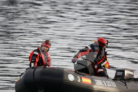 Остров Дисепшън - Национална антарктическа експедиция - Разтоварване на провизии и апаратура за испанската полярна база „Габриел де Кастия“