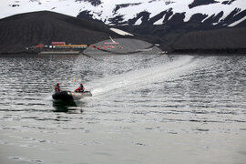 Остров Дисепшън - Национална антарктическа експедиция - Разтоварване на провизии и апаратура за испанската полярна база „Габриел де Кастия“