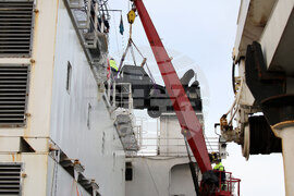Остров Дисепшън - Национална антарктическа експедиция - Разтоварване на провизии и апаратура за испанската полярна база „Габриел де Кастия“
