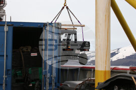 Остров Дисепшън - Национална антарктическа експедиция - Разтоварване на провизии и апаратура за испанската полярна база „Габриел де Кастия“