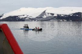 Остров Дисепшън - Национална антарктическа експедиция - Разтоварване на провизии и апаратура за испанската полярна база „Габриел де Кастия“