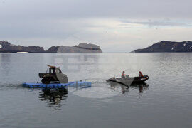 Остров Дисепшън - Национална антарктическа експедиция - Разтоварване на провизии и апаратура за испанската полярна база „Габриел де Кастия“