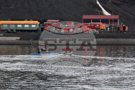 Остров Дисепшън - Национална антарктическа експедиция - Разтоварване на провизии и апаратура за испанската полярна база „Габриел де Кастия“