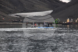 Остров Дисепшън - Национална антарктическа експедиция - Разтоварване на провизии и апаратура за испанската полярна база „Габриел де Кастия“