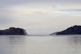 Остров Дисепшън - Национална антарктическа експедиция - Разтоварване на провизии и апаратура за испанската полярна база „Габриел де Кастия“