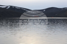 Остров Дисепшън - Национална антарктическа експедиция - Разтоварване на провизии и апаратура за испанската полярна база „Габриел де Кастия“