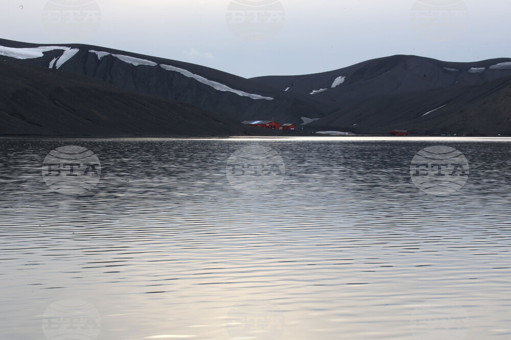 Остров Дисепшън - Национална антарктическа експедиция - Разтоварване на провизии и апаратура за испанската полярна база „Габриел де Кастия“