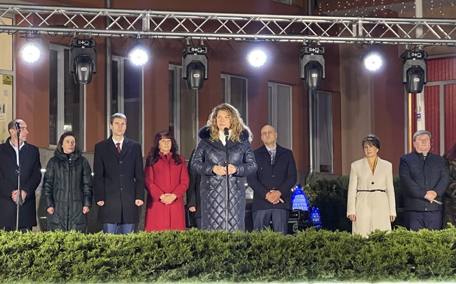 Вицепрезидентът Йотова чества заедно с жителите на Белово 146-годишнината от освобождението на Беловския край