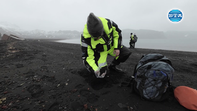Екип български учени, част от 32-рата антарктическа експедиция, взеха теренни проби на о. Дисепшън