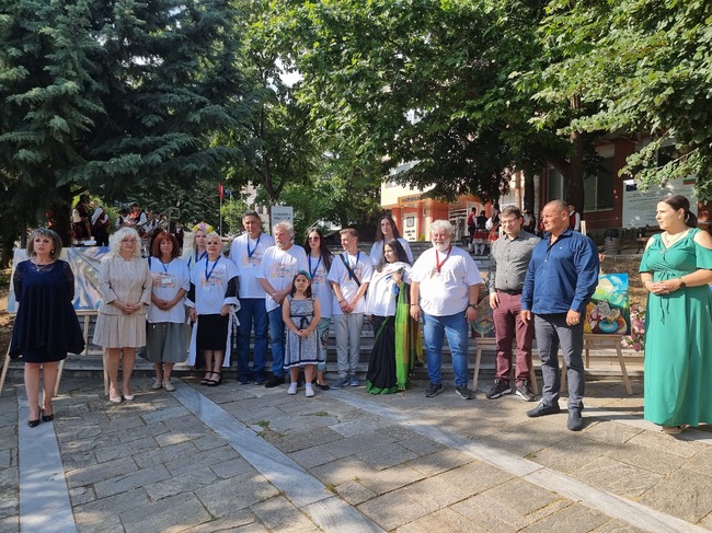 Изложба на открито представи творбите на участниците в Международния арт пленер „Изкуството в Мъглиж"
