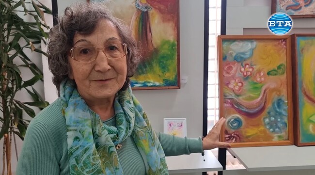 Картини, рисувани с ръце под звуците на музика, представя в Монтана художничката Петрана Рангелова