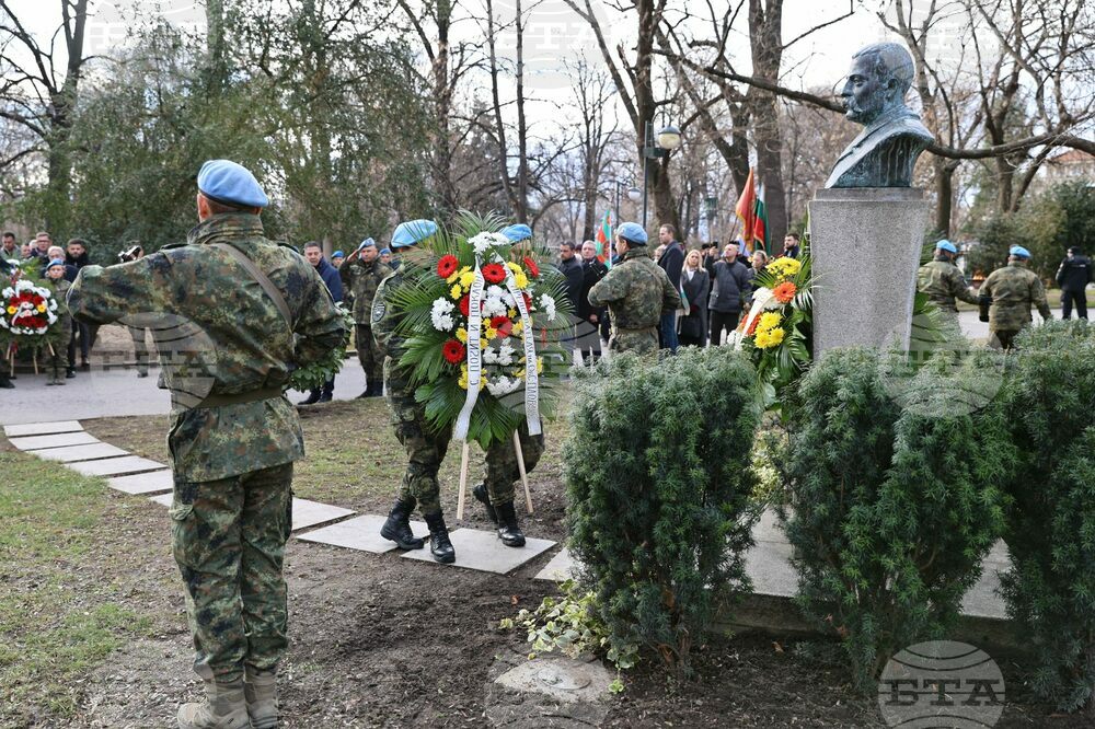 С поднасяне на венци и цветя пред паметника на Душо Хаджидеков в Пловдив отбелязаха 146 години от освобождението на града