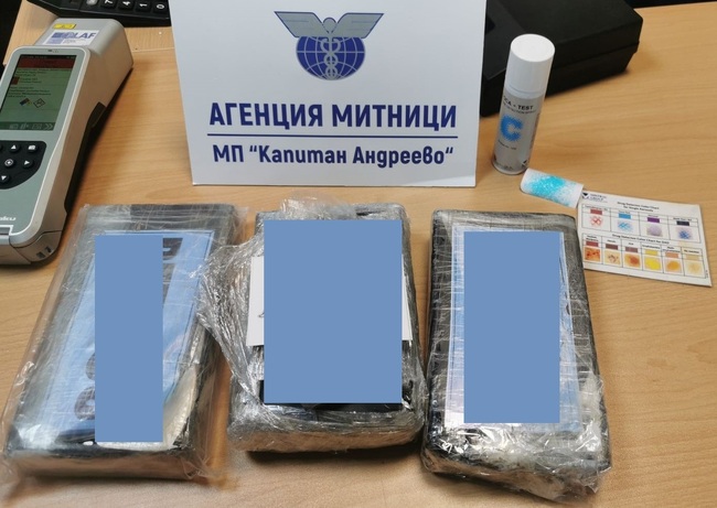 Агенция „Митници“: Над 3 кг кокаин в якето на турски шофьор откриха митническите служители на МП Капитан Андреево