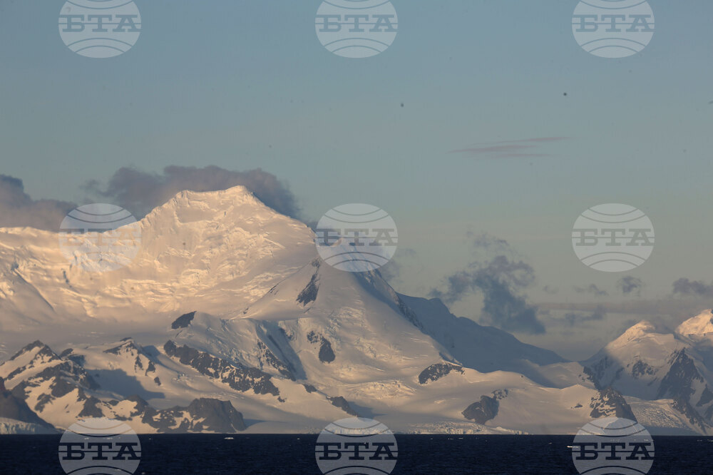RSV 421 Drops Anchor at Livingston Island