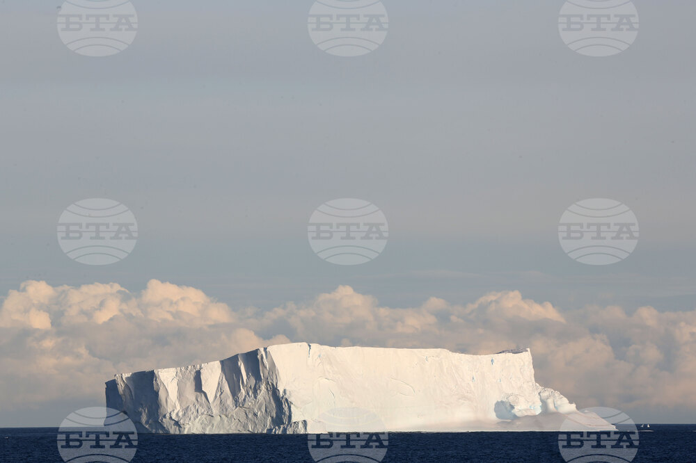 RSV 421 Drops Anchor at Livingston Island