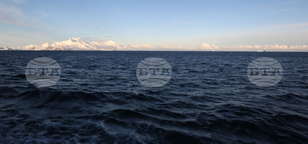 RSV 421 Drops Anchor at Livingston Island