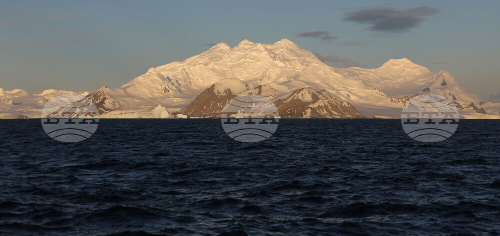 RSV 421 Drops Anchor at Livingston Island