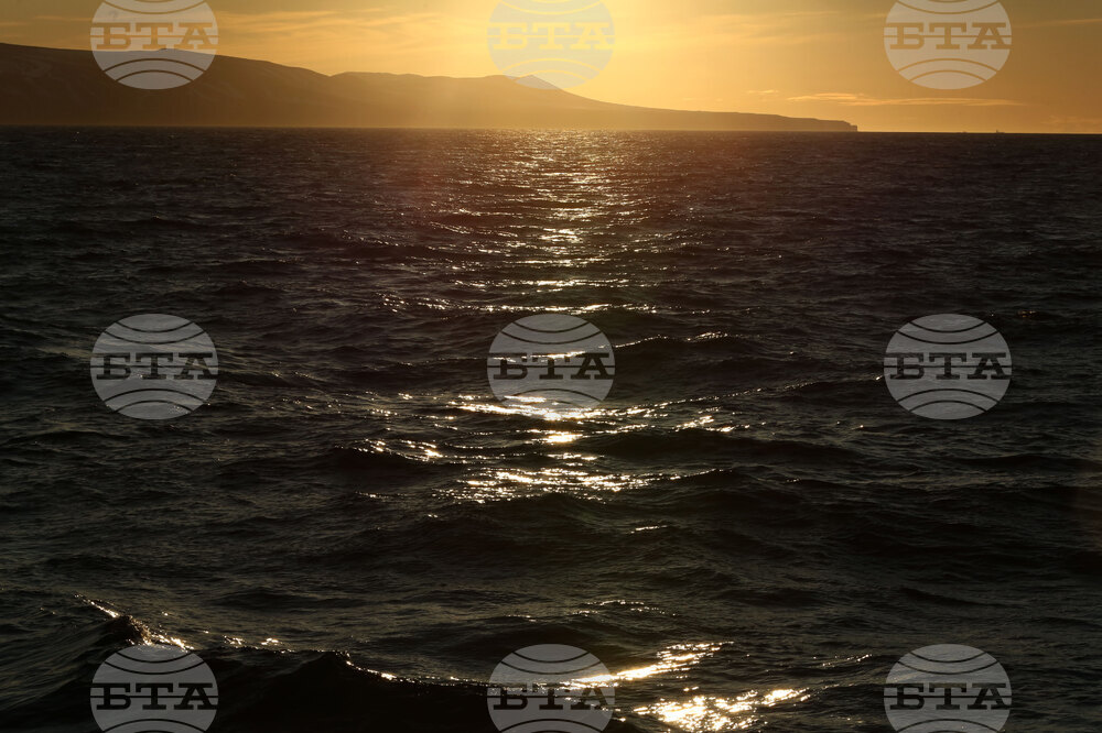 RSV 421 Drops Anchor at Livingston Island