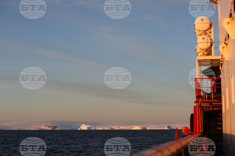 RSV 421 Drops Anchor at Livingston Island