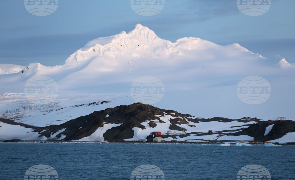 RSV 421 Drops Anchor at Livingston Island