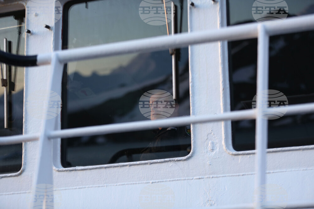RSV 421 Drops Anchor at Livingston Island