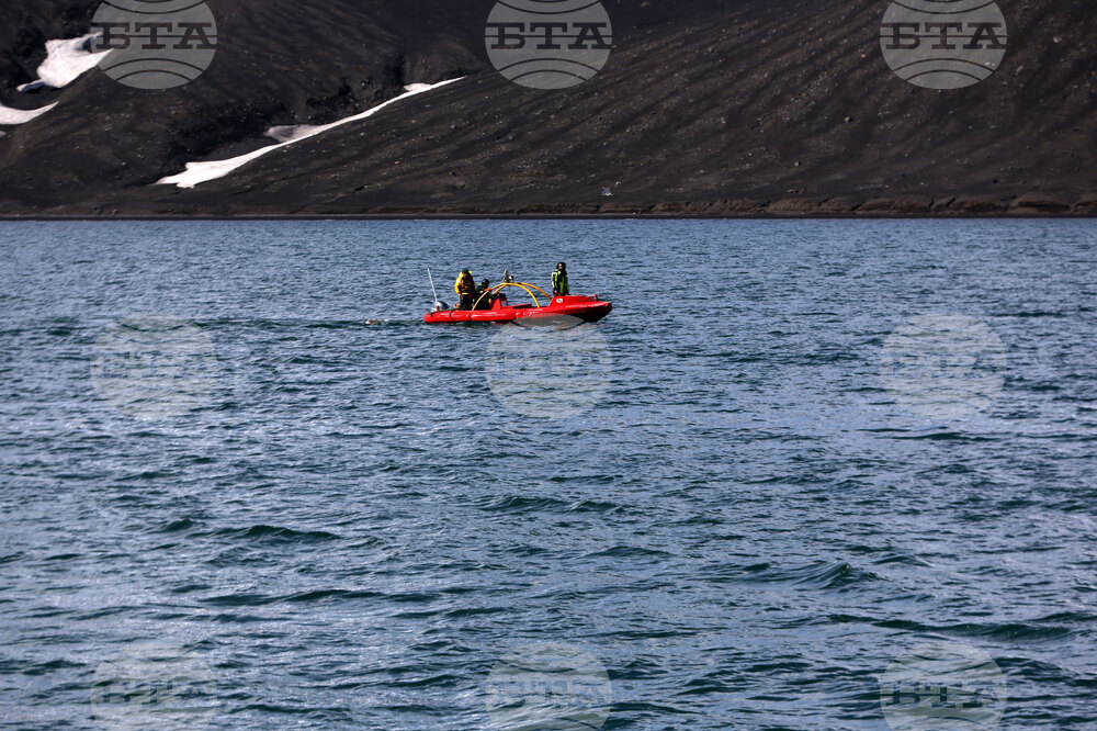 RSV 421 Drops Anchor at Livingston Island