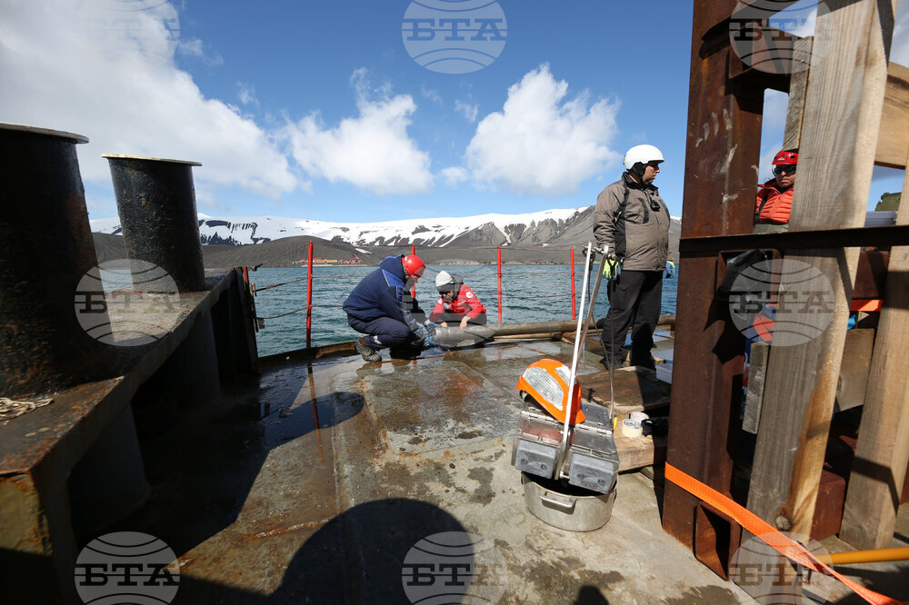 RSV 421 Drops Anchor at Livingston Island