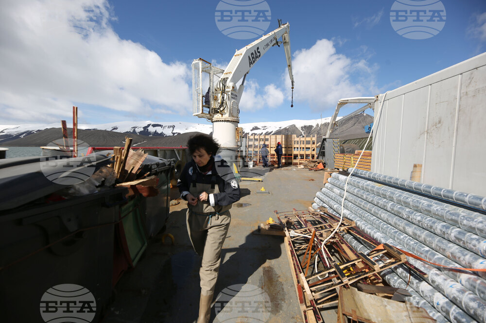 RSV 421 Drops Anchor at Livingston Island