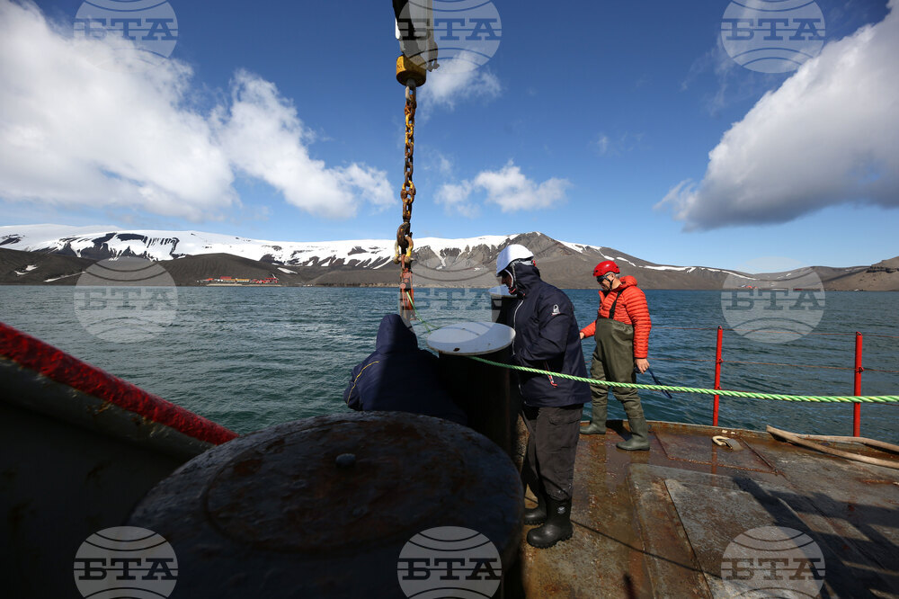 RSV 421 Drops Anchor at Livingston Island